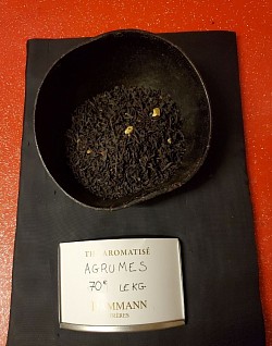 Thé noir.  AGRUMES.  huile essentielle de citron, citron vert, orange douce, orange sanguine, bergamote, mandarine, clémentine, arômes pamplemousse, écorce d'orange.  4/5m infusion