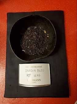 Thé noir. JARDIN BLEU. Rhuumarbe,fraise des bois, parsemet de fleurs et bleuet  7,00€ les 100g