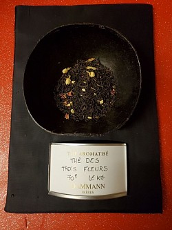 Thé noir. THÉ DES TROIS FLEURS. Mirabelle, fleurs d'oranger, jasmin et pétales de fleurs. 7,00€ les 100g