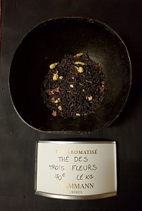 Mirabelle, fleurs d'oranger, jasmin et pétales de fleurs.