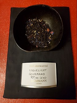 Thé noir. COQUELICOT GOURMAND. Coquelicot, framboise, cerise, violette, vanille, amande amère et biscuits. 7,00€ les 100g
