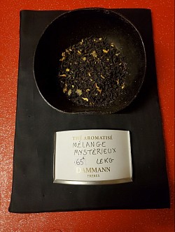 Thé noir. MELANGE MYSTÉRIEUX. Orange sanguine,  pêche,  fraise,  cerise,  fleurs de mauve et d'hélianthe.