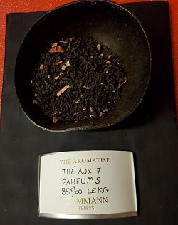 Thé noir. THÉ AUX 7 PARFUMS. Abricot, figue, pitanga, bergamote,lotus, huile essentielle de citron, écorce d'orange et pétales de fleurs. 8,00€ les 100g