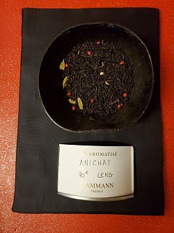 Thé noir. ANICHAÏ. Cardamome, baies de roses, clou de girofle et gingembre.  7,00€ les 100g