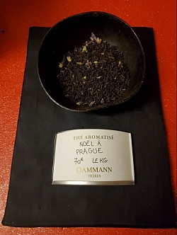 Thé noir. NOËL A PRAGUE. Caramel, pruneaux, volka,chocolat, clémentine, pétales de fleurs et morceaux de papaye.  7,00€ les 100g