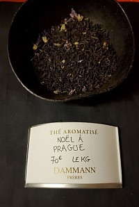 Caramel, pruneaux, volka,chocolat, clémentine, pétales de fleurs et morceaux de papaye.