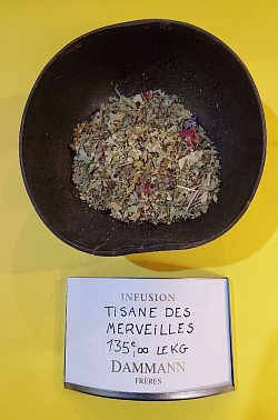 Tisane vers.  TISANE DES MERVEILLES. Verveine, tilleul, rhubarbe, framboise, fraise gariguette, datte, fleurs d'oranger, huiles essentielles de roses.  Prix : 13,50€ les 100g