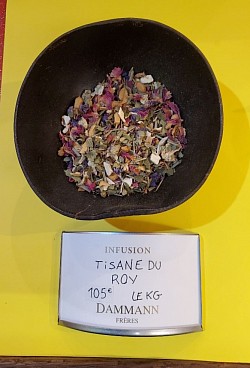 Tisane vers.  TISANE DU ROY . Écorces d'orange, pétales de fleurs citronnelle,  feuilles de cassis, fleurs d'oranger,  Écorces de bergamote,  arômes de fruits rouges.  Prix: 10,50€ les 100g