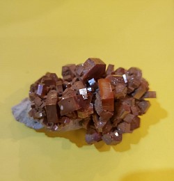 Vanadinite – Cristaux naturels sur matrice   Admirez cette magnifique pièce de vanadinite, composée de cristaux rouge brun parfaitement formés, reposant sur une matrice claire. Ses dimensions généreuses (6 cm x 4 cm)  Prix : 30,00 €