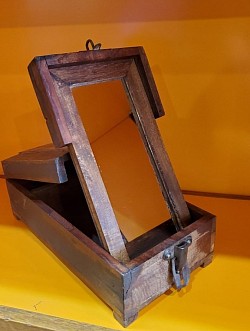 Coffre à bijoux – Élégance vintage en bois,  aux finitions travaillées et au style ancien. dimension: 26 cm de long × 14 cm de largeur 💰 : 60,00 €