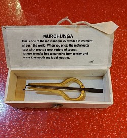 Guimbarde Murchunga en Métal – Instrument traditionnel du Tibet .  Cet instrument ancestral est utilisé depuis des siècles pour ses vibrations relaxantes et son pouvoir de connexion intérieure. Elle convient aussi bien aux débutants qu’aux musiciens confirmés.  💰 25,00 €