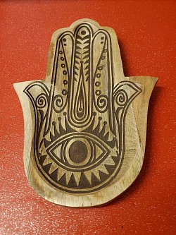 Plateau Main Hamsa en bois – Artisanat & Protection . 📐Hauteur 30 cm × Largeur 20 cm   💰  25,00 €
