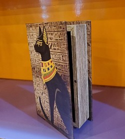 Boîtes Livres Aimantées – Art & Secret  Cachez vos trésors dans ces boîtes originales en forme de livres, dotées d’un système de fermeture magnétique discret.     H 21cm × L 17cm   Prix : 15,00 €