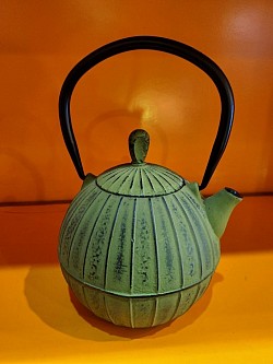 Théière en fonte – 0,8 L Apportez une touche d’élégance à vos moments thé avec cette superbe théière en fonte de 0,8 litre. Sa forme originale et sa couleur raffinée gardent votre thé bien chaud tout en embellissant votre table. 💰 60,00 €