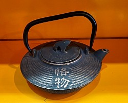 Théière en fonte Grenouille – 1,2 litre allie solidité et élégance. Son couvercle décoré d’une grenouille porte bonheur et ses motifs raffinés lui donnent un charme unique. Parfaite pour déguster vos thés en famille ou entre amis. 💰 60,00 €