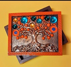 Boîte en résine – Arbre de Vie Magnifique boîte en résine , avec de jolies pierres colorées. 📏 Dimensions : 12 x 10 x 3,5 cm   Prix : 25,00€