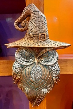 Hibou mural en résine Superbe hibou décoratif avec son chapeau pointu, idéal pour une touche mystique et originale à votre intérieur.   Dimensions : 22 x 14 cm  Prix : 25 €