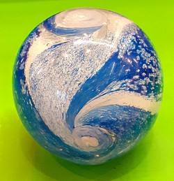 Sulfure en verre – Vague bleue Superbe boule en verre décorative, représentant une élégante vague tourbillonnante. Parfaite comme objet déco ou presse-papier.   Diamètre : 8 cm  Prix : 25 €