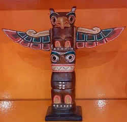 Totem en bois – Artisanat. Ajoutez une touche d’authenticité à votre intérieur avec ce totem en bois sculpté.  Il incarne l’élégance naturelle et le savoir-faire artisanal. Prix : 25,00 €   Dimensions : 20 cm x 20 cm
