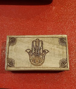 Coffret en bois gravé – Main de Fatima Ce coffret artisanal en bois naturel est orné d’une gravure délicate de la Main de Fatima, Longueur 17,5 cm • Largeur 10 cm • Hauteur 4 cm  Prix : 18€