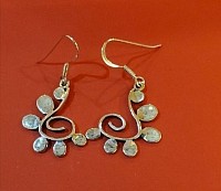 La nacre, issue des coquillages, symbolise la douceur, la féminité et l’harmonie intérieure.