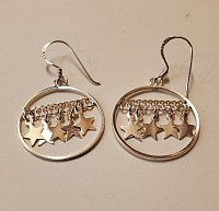 Laissez briller votre style avec ces boucles d’oreilles ornées de petites étoiles découpées dans un ciel argenté. Un bijou léger et rêveur, parfait pour illuminer le quotidien.