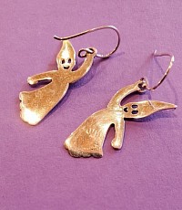 Ces boucles d’oreilles en forme de fantôme, allient humour et raffinement.