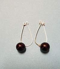 Ces boucles d’oreilles , Connue pour ses vertus d’ancrage et de protection, l’onyx accompagne les esprits sensibles et déterminés.