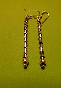 Ces boucles d’oreilles en forme de vertèbres offrent un design original et affirmé. Réf : Bali