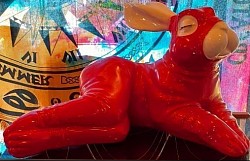 Lapin Coquin – Tirelire Pop Art Faites entrer l’audace dans votre intérieur avec ce Lapin Coquin, une tirelire XXL au look résolument contemporain.   Son design rouge brillant, ses oreilles blanches et son style graphique en font une pièce déco aussi fun qu’artistique. Dimensions : Longueur 53 cm • Hauteur 29 cm • Largeur 48 cm    Prix : 110,00 €
