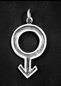 Affirmez votre identité avec ce pendentif élégant et puissant