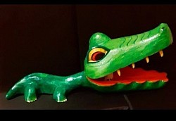 🐊 Boîte Crocodile – 20,00 € Dimensions : 40 cm x 11 cm   Matériau : Sculpture peinte à la main sur bois finition brillante   Utilisation : Rangement, déco, pièce unique 💬 Description :   Ajoutez une touche sauvage à votre intérieur avec cette boîte crocodile au look décalé. Ses couleurs vives, sa gueule ouverte et son œil perçant en font un objet aussi pratique qu’artistique. Idéale pour ranger vos petits objets ou simplement attirer les regards.