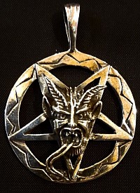 Pendentif Pentacle en Argent 925 – 45,00 €  Affirme ton style et ta spiritualité avec ce pendentif pentacle finement travaillé en argent massif 925. Symbole de protection, d’équilibre et de connexion aux éléments, le pentacle est un bijoux puissant et intemporel.