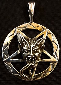 Un bijou puissant et intemporel, symbole de connexion universelle