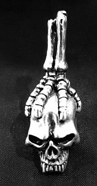 Pendentif Skull Main Osseuse – Argent 925g – Prix: 60,00 € Un bijoux qui ne passe pas inaperçu. Ce pendentif en argent massif 925 représente un crâne finement sculpté, surmonté d’une main squelettique qui semble l’empoigner avec force.   • Design : Détail réaliste, style macabre et audacieux