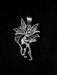 Pendentif Fée Mystique – Argent 925 – 25,00 € Incarne la magie et la féerie avec ce pendentif délicat en argent massif 925.   • Design : Une fée gracile aux ailes déployées invite à rêver   • Style : Fantastique, bohème, enchanté