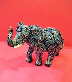Éléphant œil  11 cm de hauteur et 14 cm de long . Prix 15,00 €