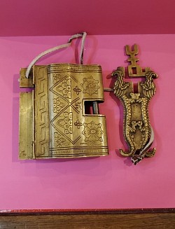 Cadenas en bronze – 120,00 €   Ref : 1K35 Ajoutez une touche d’élégance et de sécurité à vos coffres, meubles ou objets précieux avec ce cadenas en bronze finement travaillé.   - 🟤 Design vintage avec gravures florales et géométriques   - 🗝️ Livré avec sa clé décorative au charme ancien   - ⚖️ Pièce robuste et authentique, idéale pour les amateurs d’objets d’art ou de collection Un véritable bijoux fonctionnel, à la fois décoratif et utile.
