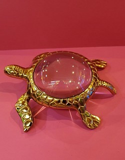 🐢 Tortue Loupe – 30,00 €   Un objet décoratif original qui allie charme et utilité. ✨ Finition dorée sur les pattes, la tête et le contour de la carapace   - 🔍 Loupe centrale en verre bombé pour un effet grossissant élégant   Dimensions : 17 cm longueur et 15 cm de largeur.  - 🎁 Idéal comme cadeau insolite ou pièce de collection