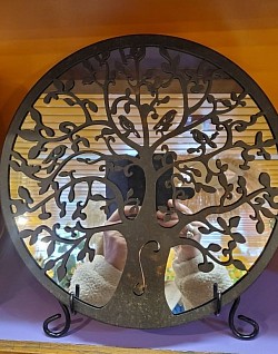 Miroir Arbre de Vie – 40,00 €   Dimensions : 29 cm x 29 cm Apportez une touche de poésie et de symbolisme à votre intérieur avec ce miroir décoratif représentant l’Arbre de Vie.   - 🪞 Surface miroir brillante encadrée d’un motif finement travaillé   - 🌳 Design artistique évoquant la croissance, la force et l’harmonie   -  À poser ou à intégrer dans une étagère pour un effet élégant