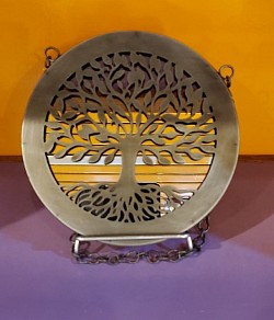 Miroir Arbre de Vie – 30,00 €   Dimensions : 17,5 cm x 17,5 cm Un concentré de symbolisme et d’élégance dans un format compact.   - Surface miroir brillante encadrée d’un motif “Arbre de Vie” finement découpé   - Branches et racines entrelacées pour évoquer la force, la croissance et l’harmonie   - Chaîne de suspension incluse pour une installation facile