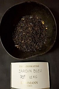 Rhubarbe, fraise des bois, parsemet de fleurs de bleuet.