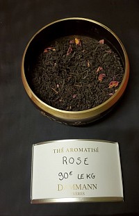 Pétales de rose,  huile essentielle de rose.