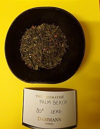 Écorces d'orange, banane, pomme verte, ananas, huile essentielle de citron vert et morceaux de fraises