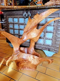 Cette racine de teck apporte une touche artistique et chaleureuse à votre intérieur : chaque courbe est unique, chaque détail raconte la nature. Hauteur : 75 cm Largeur : 47 cm