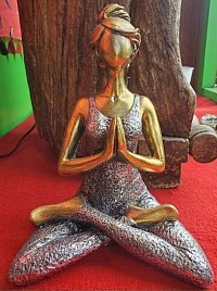 Statue en posture de méditation, finitions dorées et argentées