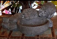 Le Bouddha allongé repose dans une coupole texturée, évoquant la douceur et le recueillement.  Dimensions : Longueur 54 cm · Largeur 33 cm   Matériau : Résine