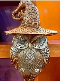 Décor original avec chapeau pointu, idéal pour une touche mystique à l’intérieur. 22 × 14 cm