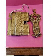 Élégant, robuste, gravé avec soin.   Un bijou fonctionnel pour sécuriser avec style. Réf : 1K35