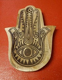 Symbole de protection en bois sculpté